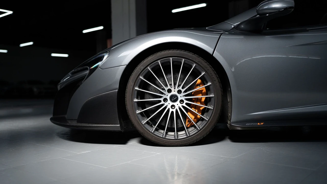 2017 McLaren 675LT Spider - Image 19 of 31