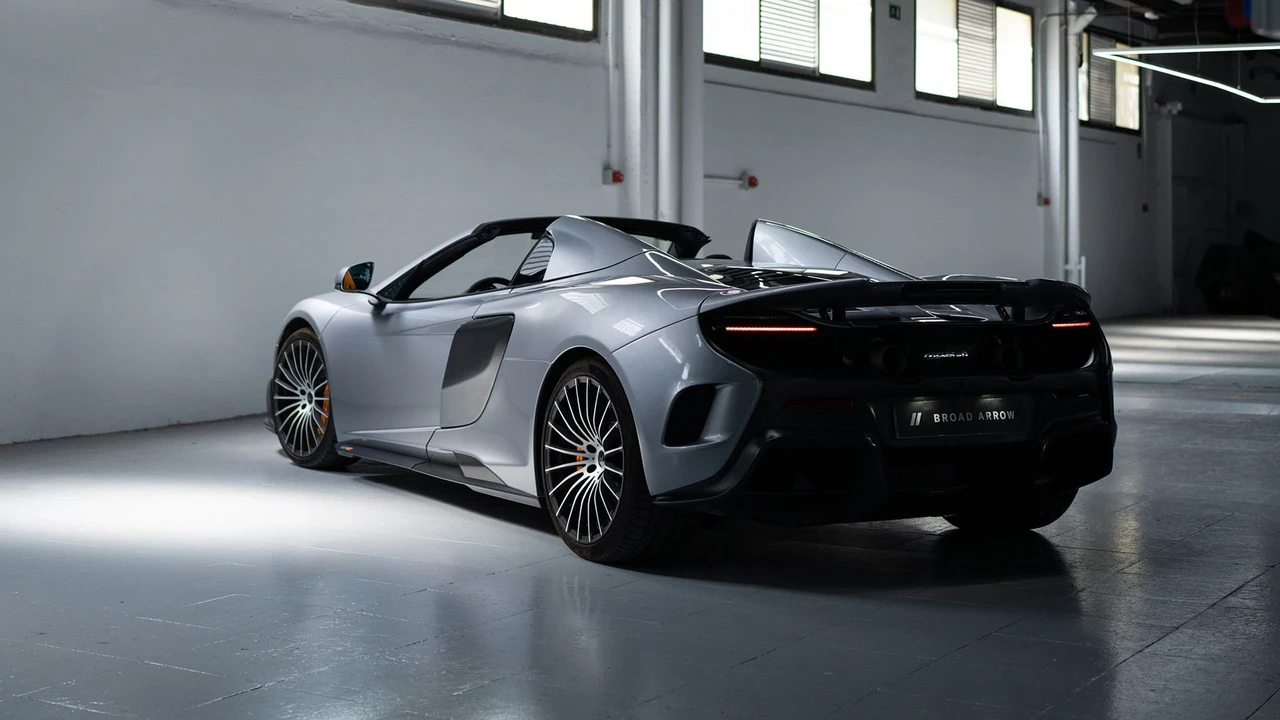 2017 McLaren 675LT Spider - Image 24 of 31