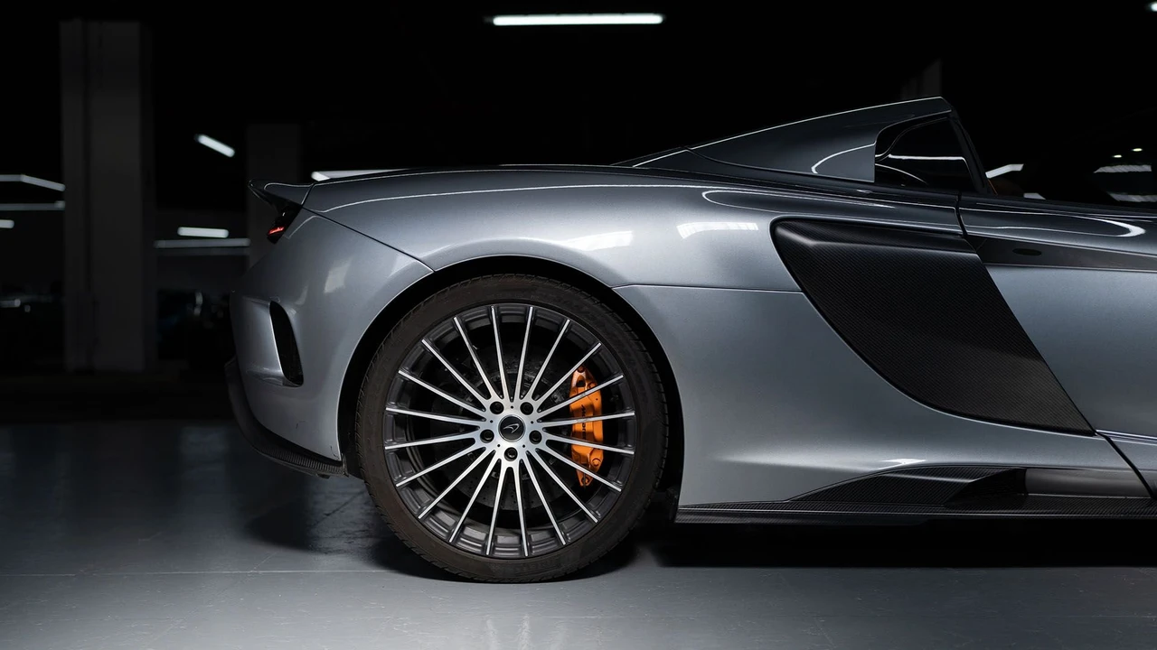 2017 McLaren 675LT Spider - Image 26 of 31