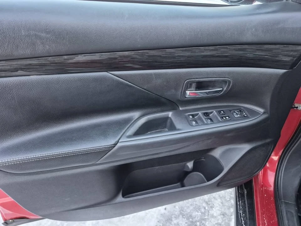 2017 Mitsubishi Outlander - Image 16 of 20