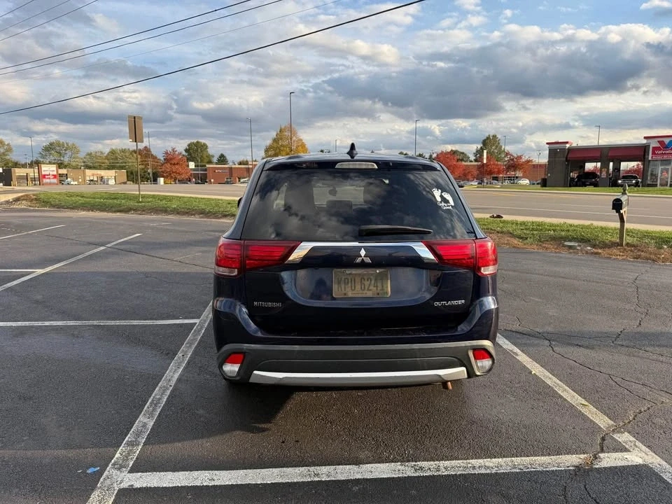 2017 Mitsubishi Outlander - Image 2 of 8