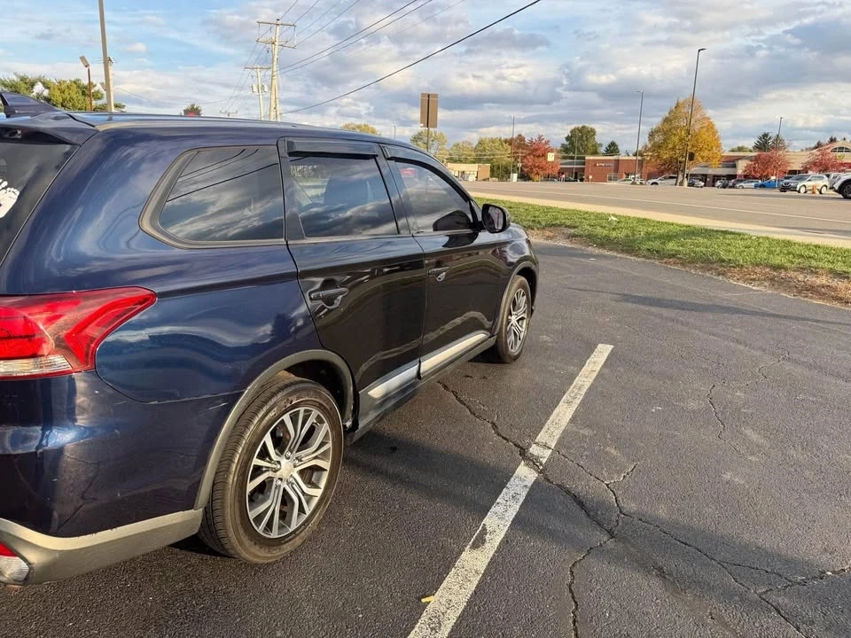 2017 Mitsubishi Outlander - Image 3 of 8