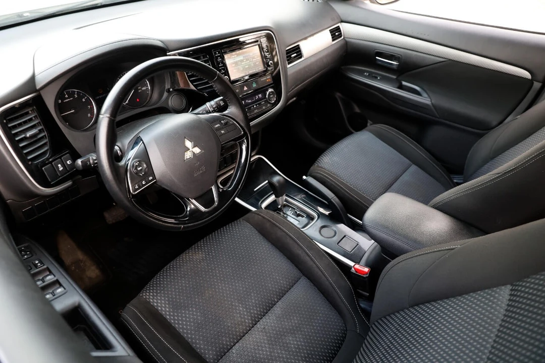 2017 Mitsubishi Outlander - Image 4 of 12