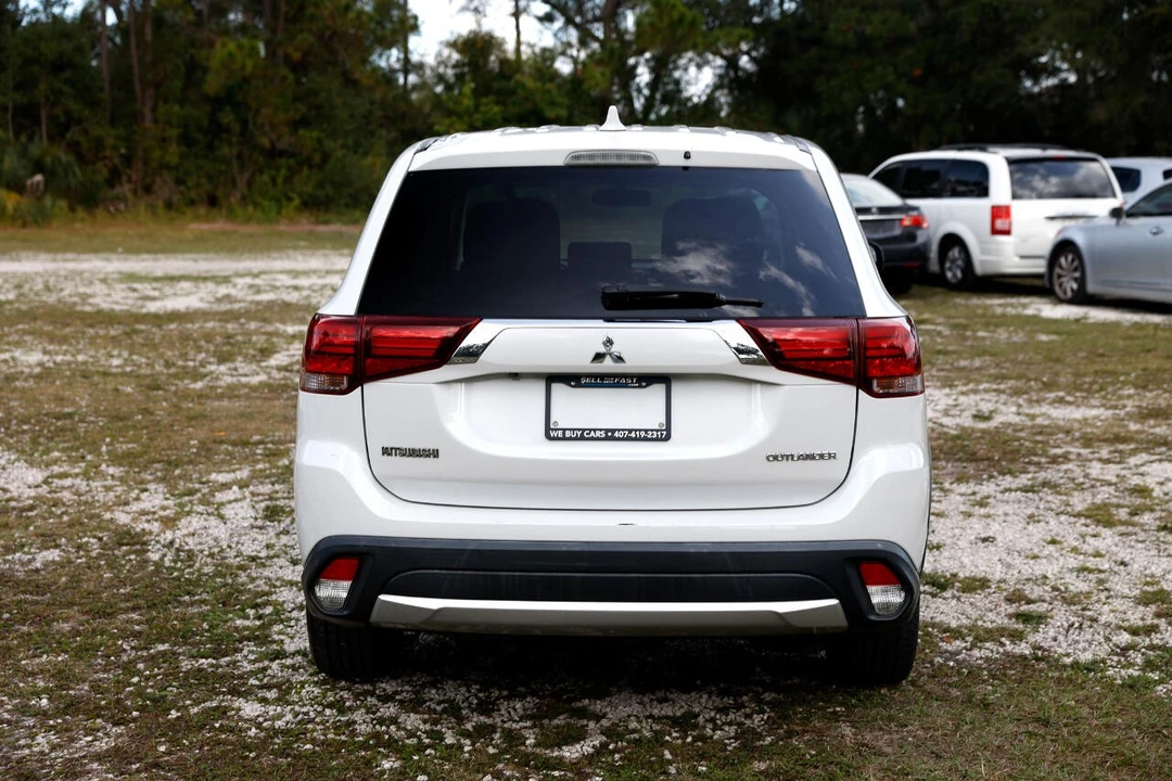 2017 Mitsubishi Outlander - Image 9 of 12