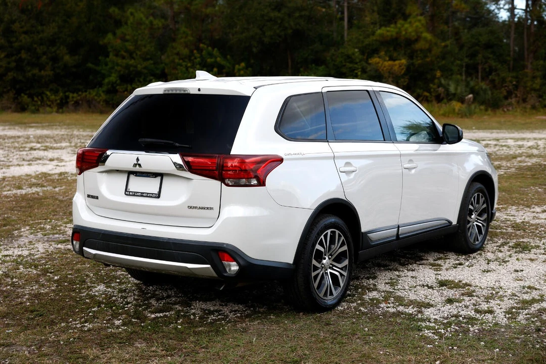 2017 Mitsubishi Outlander - Image 11 of 12