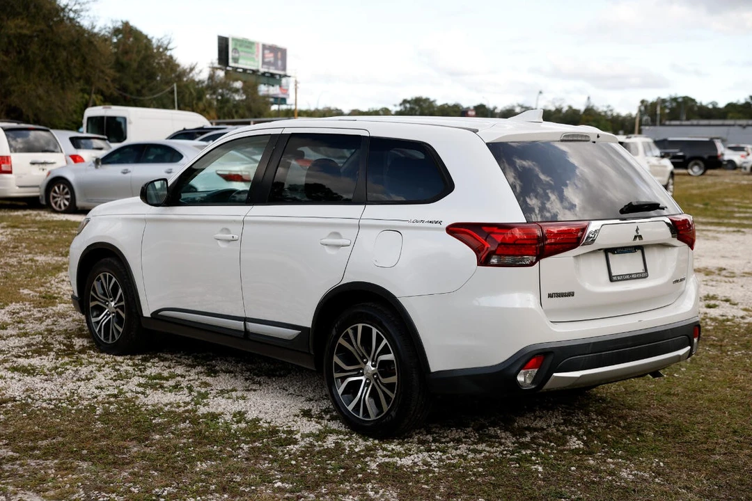 2017 Mitsubishi Outlander - Image 5 of 12
