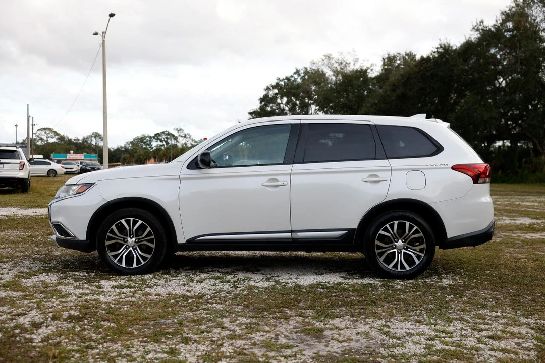 2017 Mitsubishi Outlander - Image 3 of 12