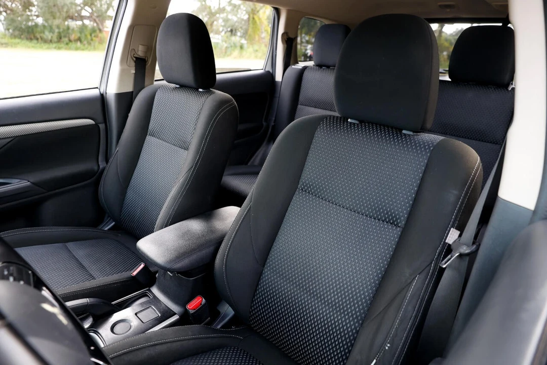 2017 Mitsubishi Outlander - Image 6 of 12