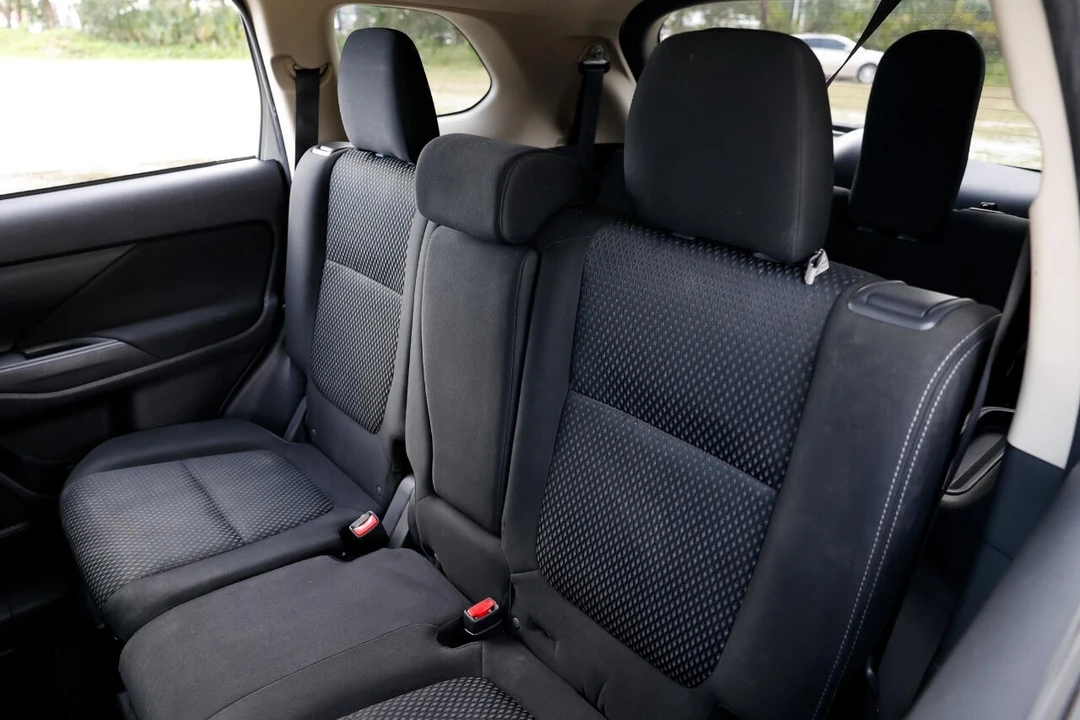 2017 Mitsubishi Outlander - Image 8 of 12