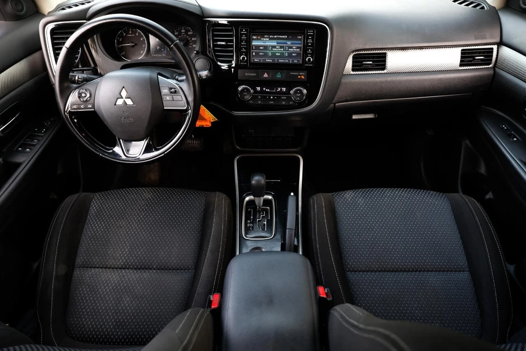 2017 Mitsubishi Outlander - Image 2 of 12