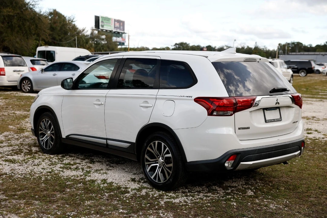 2017 Mitsubishi Outlander - Image 5 of 12