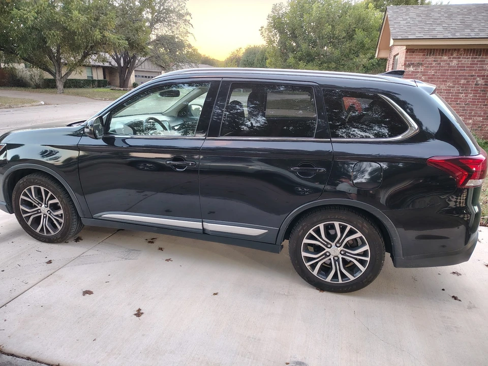 2017 Mitsubishi Outlander - Image 2 of 15