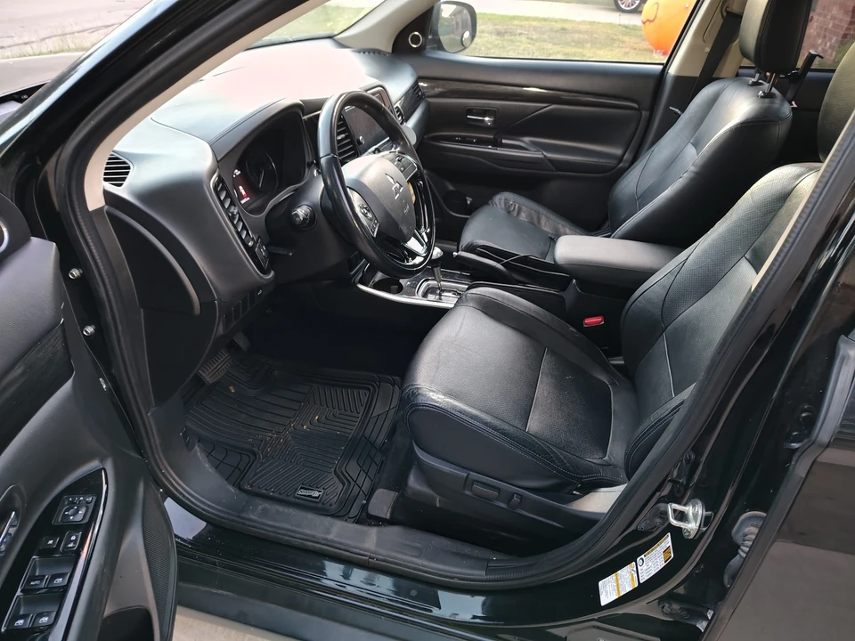 2017 Mitsubishi Outlander - Image 10 of 15