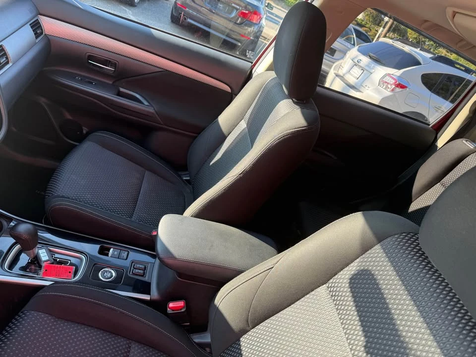2017 Mitsubishi Outlander - Image 14 of 15