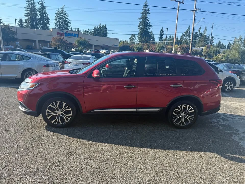 2017 Mitsubishi Outlander - Image 2 of 15