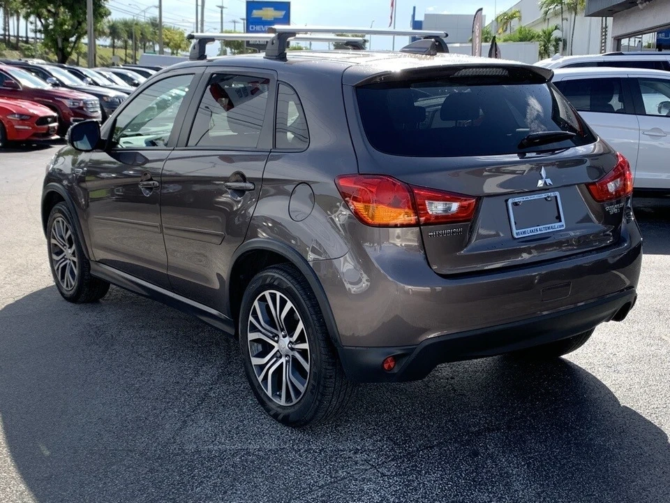 2017 Mitsubishi Outlander - Image 2 of 12