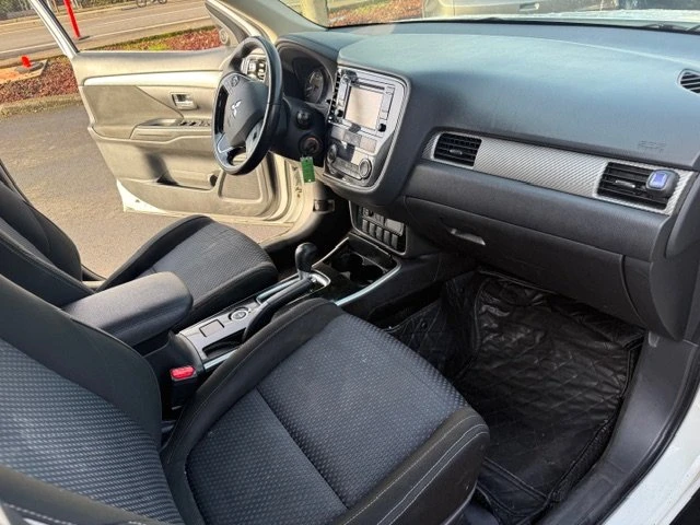 2017 Mitsubishi Outlander - Image 16 of 18