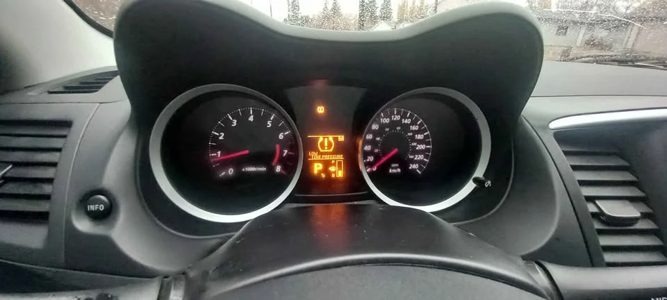 2017 Mitsubishi Lancer 10th Gen - Image 11 of 13