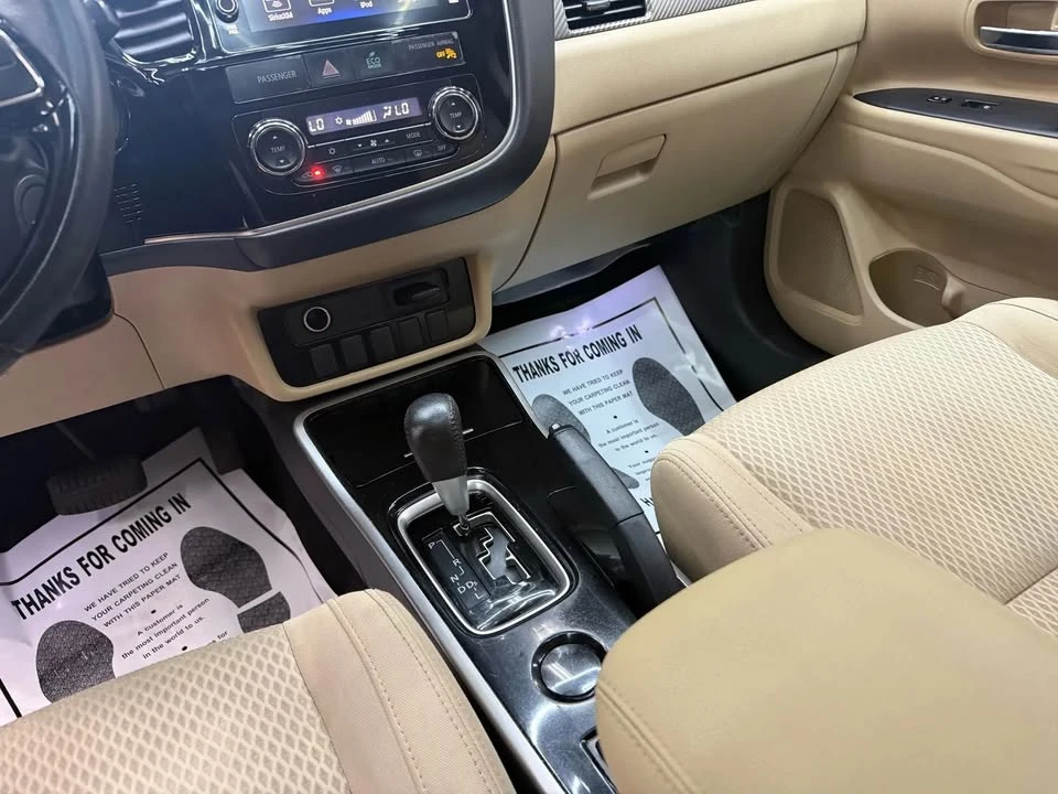 2017 Mitsubishi Outlander - Image 8 of 20
