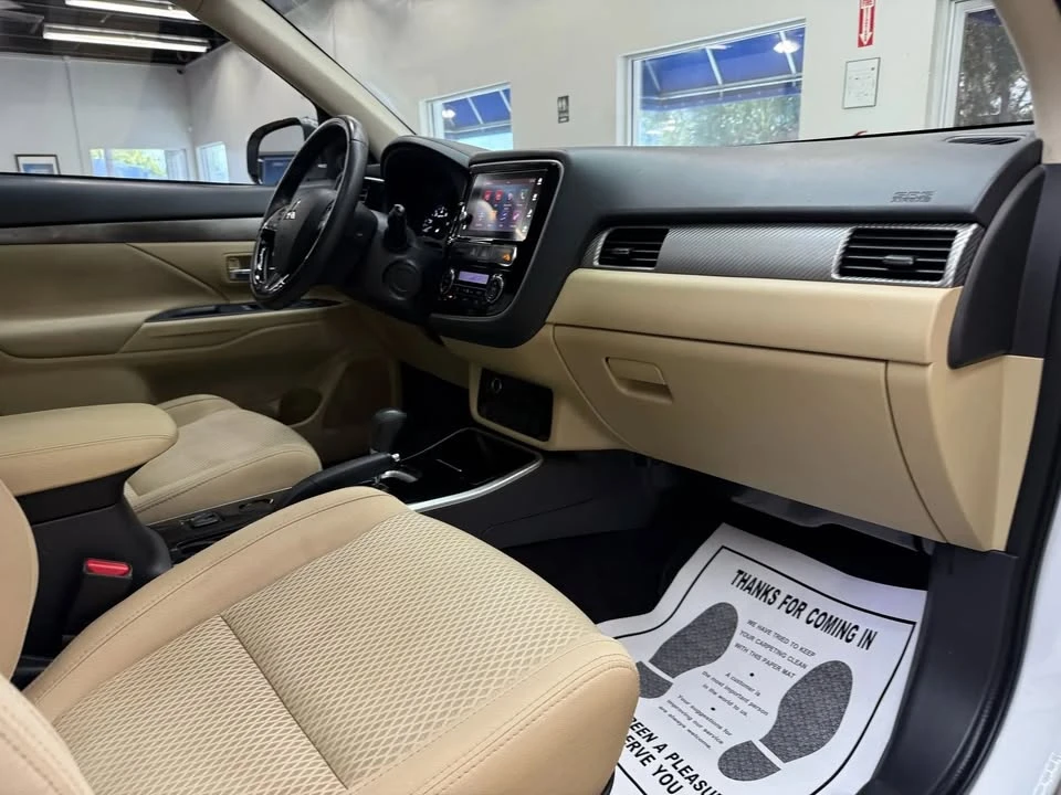 2017 Mitsubishi Outlander - Image 19 of 20