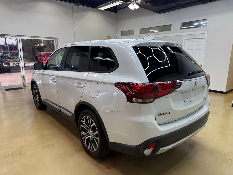 2017 Mitsubishi Outlander - Image 3 of 20