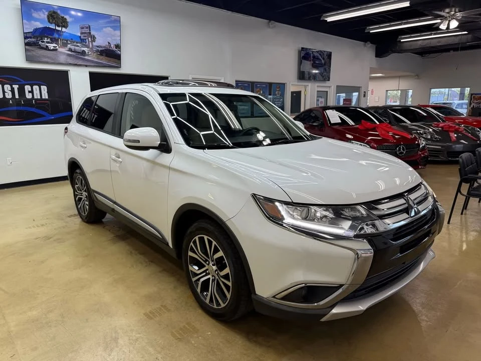 2017 Mitsubishi Outlander - Image 2 of 20