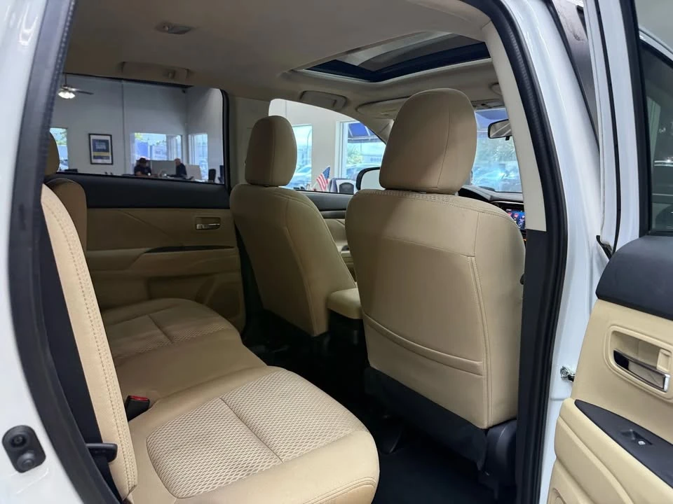 2017 Mitsubishi Outlander - Image 16 of 20