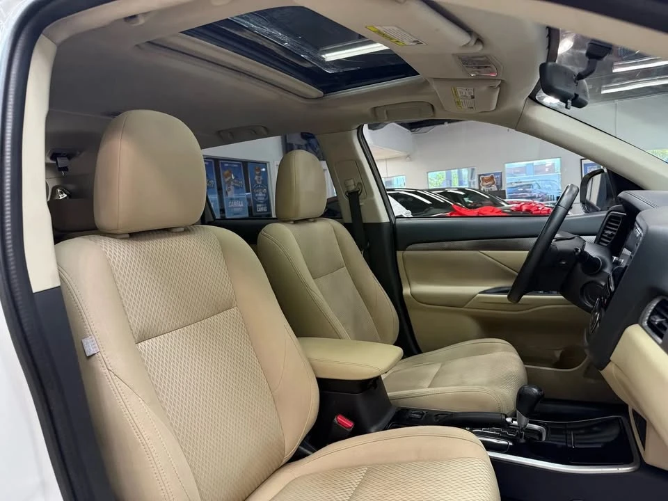 2017 Mitsubishi Outlander - Image 18 of 20
