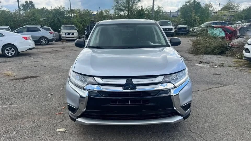 2017 Mitsubishi Outlander - Image 3 of 9