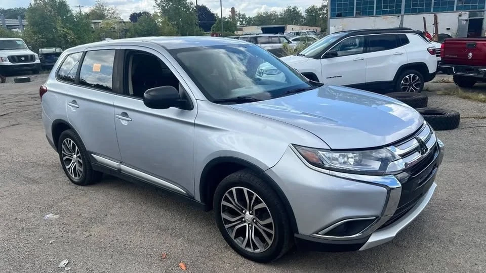 2017 Mitsubishi Outlander - Image 4 of 9