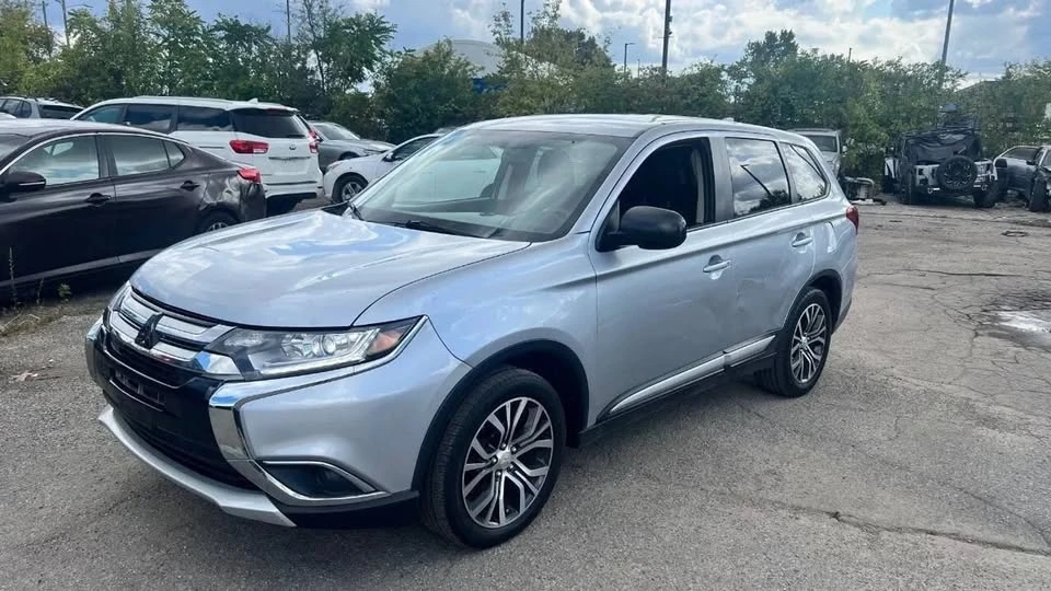 2017 Mitsubishi Outlander - Image 2 of 9