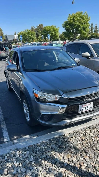 2017 Mitsubishi Outlander - Image 2 of 8