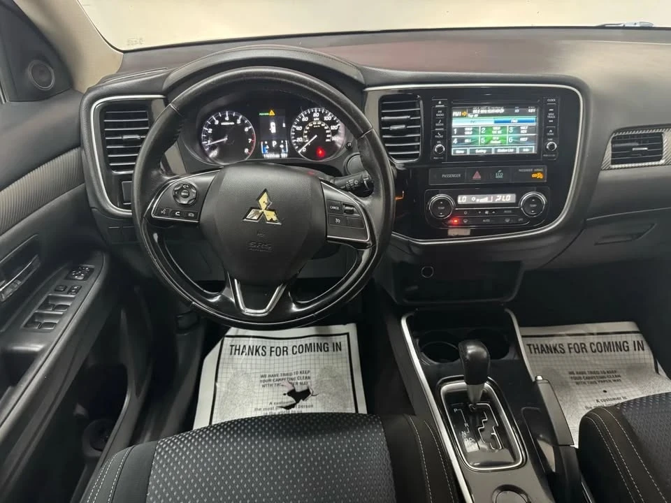 2017 Mitsubishi Outlander - Image 9 of 17