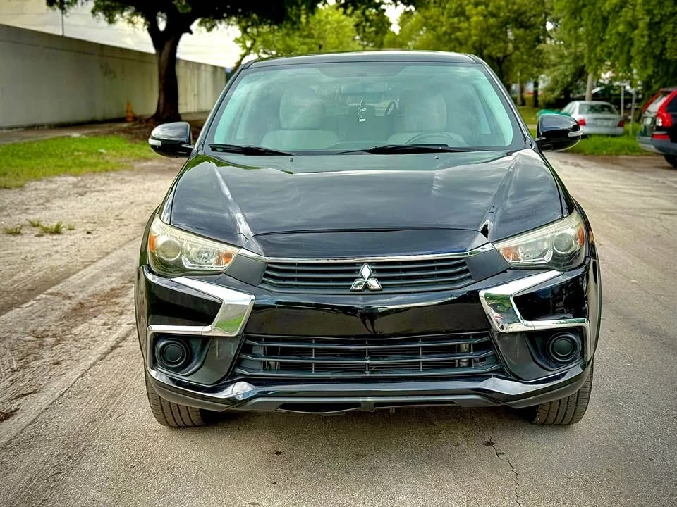 2017 Mitsubishi Outlander - Image 2 of 12