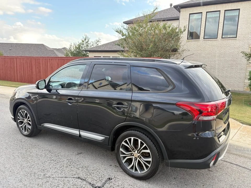 2017 Mitsubishi Outlander - Image 4 of 10