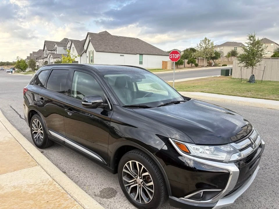 2017 Mitsubishi Outlander - Image 2 of 10