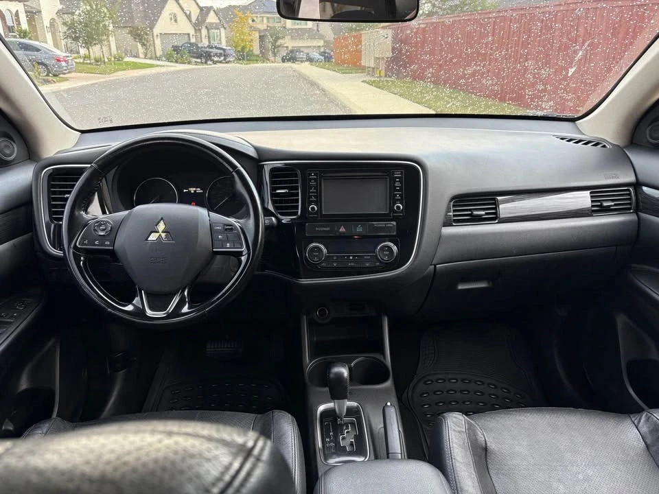 2017 Mitsubishi Outlander - Image 10 of 10
