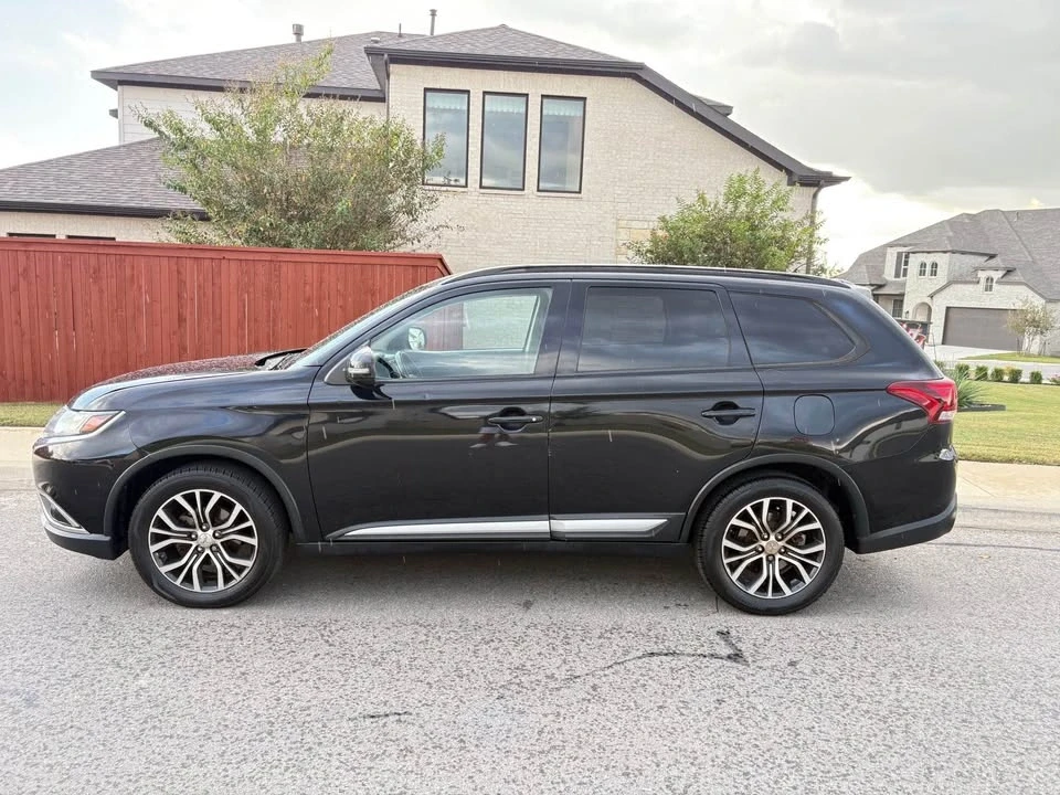 2017 Mitsubishi Outlander - Image 5 of 10