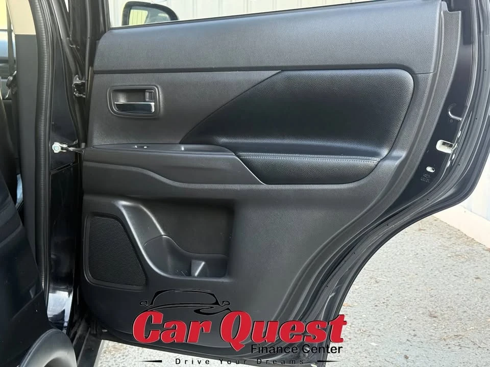 2017 Mitsubishi Outlander - Image 19 of 20