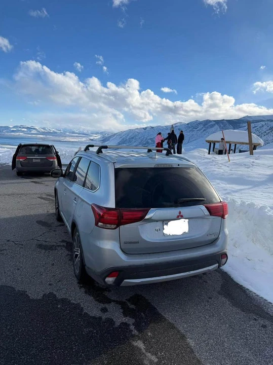 2017 Mitsubishi Outlander - Image 2 of 19