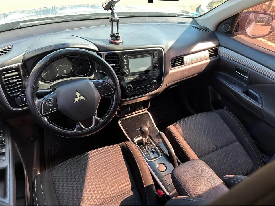 2017 Mitsubishi Outlander - Image 9 of 20