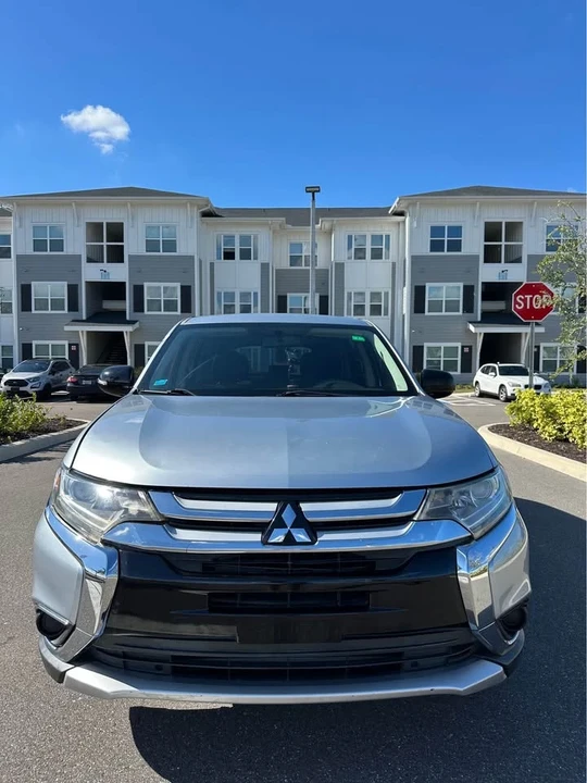 2017 Mitsubishi Outlander - Image 2 of 20