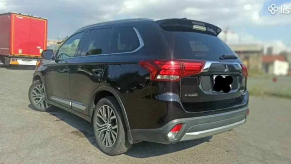 2017 Mitsubishi Outlander - Image 3 of 4