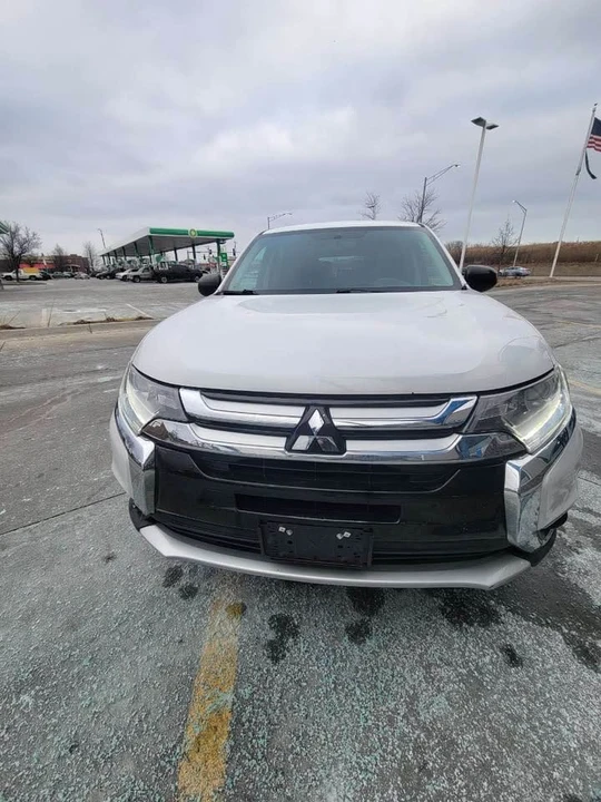2017 Mitsubishi Outlander - Image 3 of 7