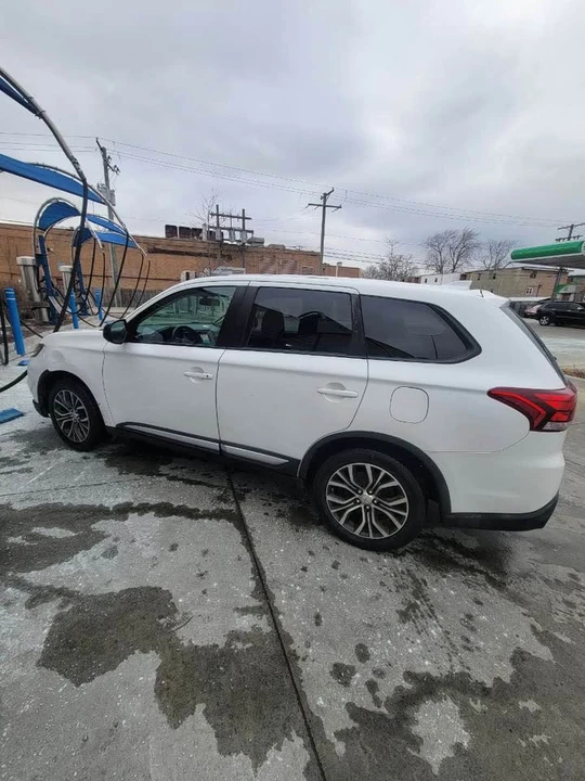 2017 Mitsubishi Outlander - Image 2 of 7