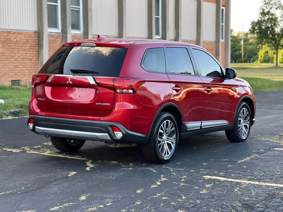 2017 Mitsubishi Outlander - Image 2 of 8