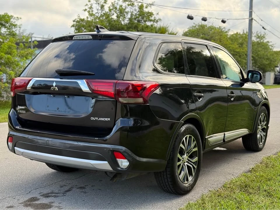 2017 Mitsubishi Outlander - Image 3 of 11