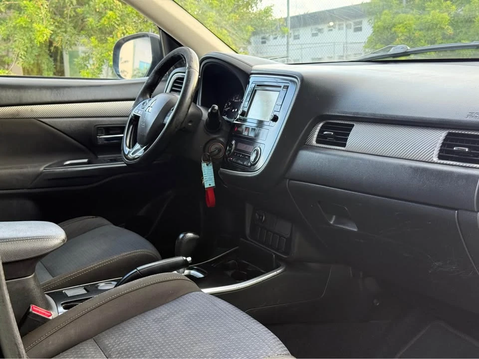 2017 Mitsubishi Outlander - Image 4 of 11