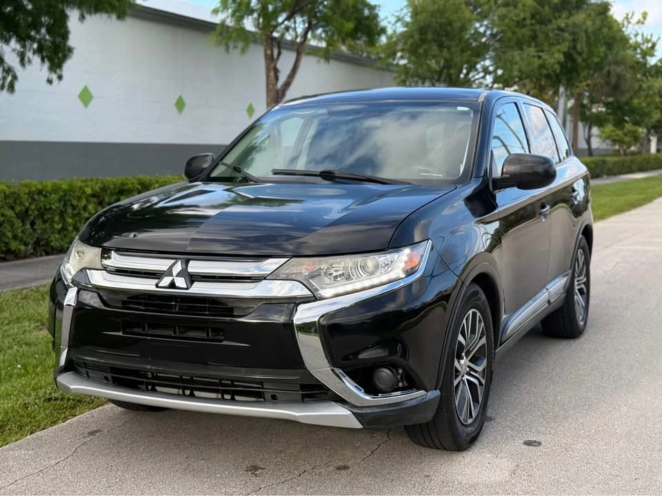 2017 Mitsubishi Outlander - Image 2 of 11