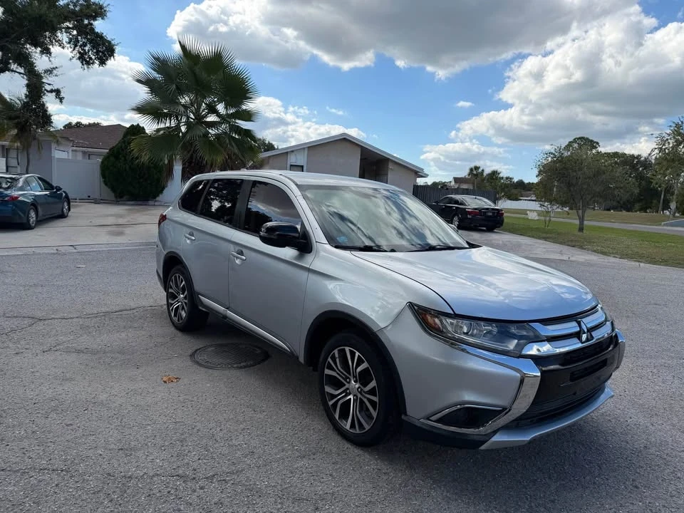 2017 Mitsubishi Outlander - Image 3 of 11